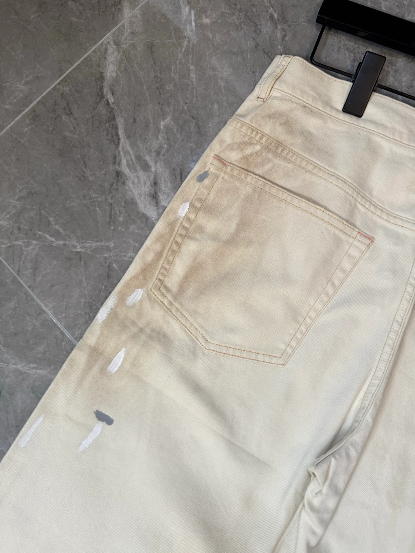 [Premium Replica] ACNE STUDIOS 26Ss Splash Ink Retro Washed Jeans (Light Khaki) These jeans use a unique splash ink process, distressed wash + hole design + hand-painted, full of Retro feeling! Straight version, the leather tag on the back waist is very recognizable, the upper body effect is excellent, Premium Quality, accurate version, Same Style for men and women. Size：s/m/l/xl